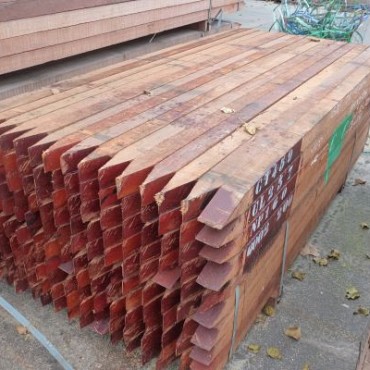 Hardhouten palen en piketten ruw