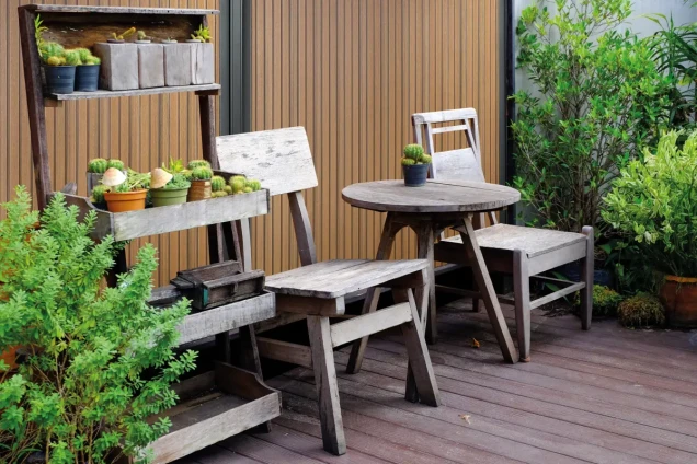 Elephant schutting Stripes houtcomposiet FSC/GRS 1800x1800mm co-ex driftwood dark met zwart kader (voor vertical gebruik)