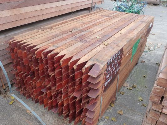 Hardhouten palen en piketten ruw
