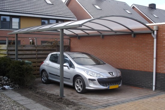 Carport met enkele boog